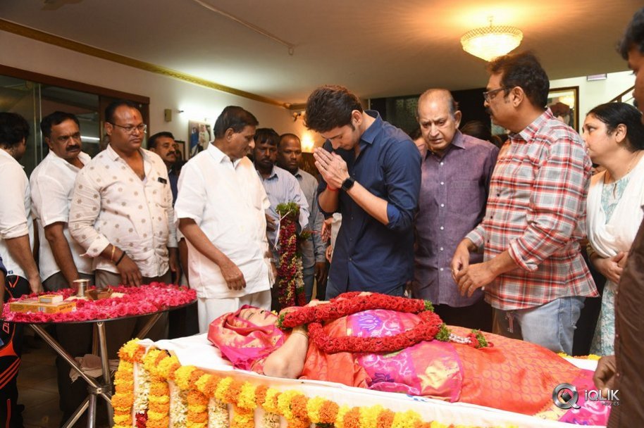 Celebrities-Pay-Homage-to-Vijaya-Nirmala-Garu